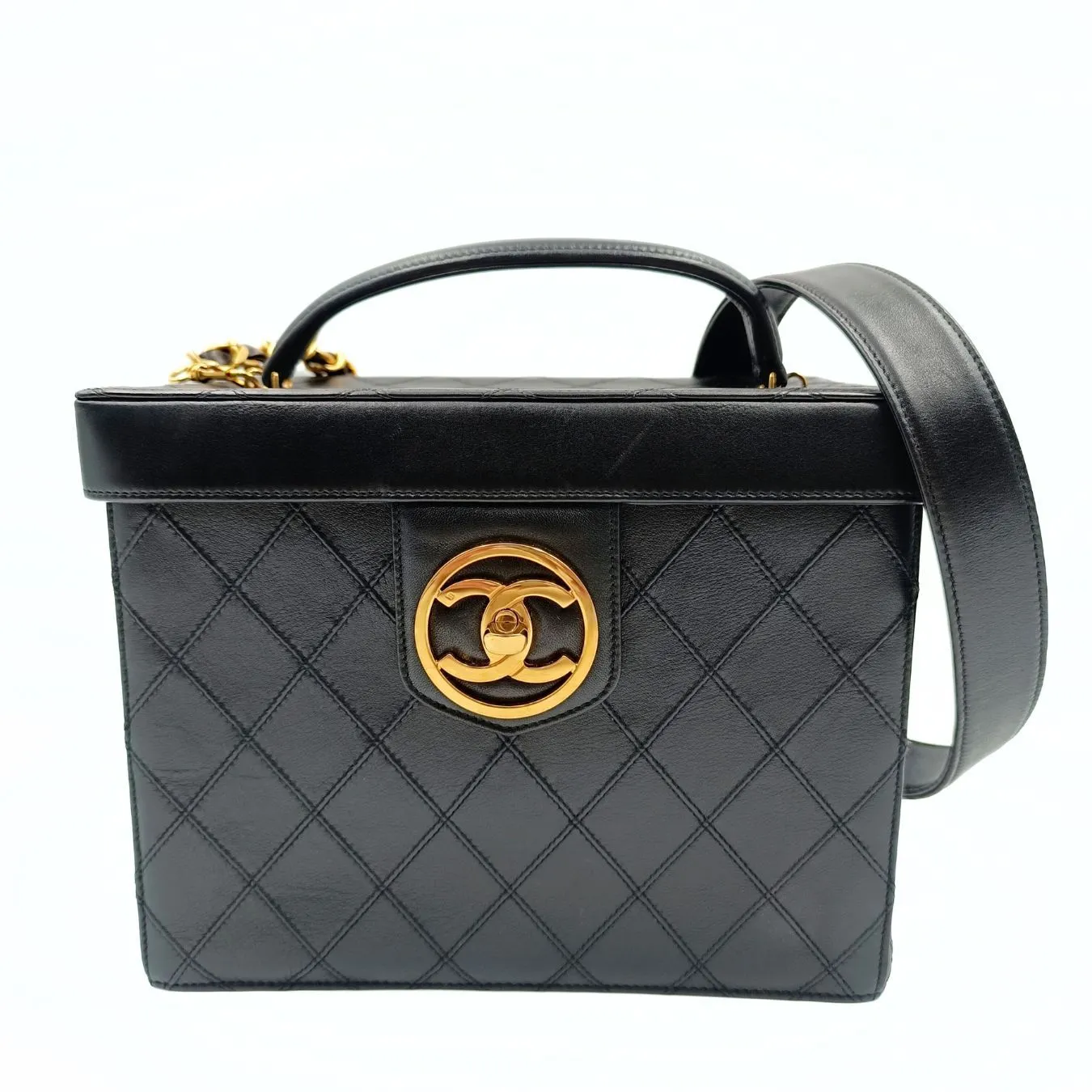 CHANEL Chanel Chanel quilted cosmetic bag in black leather and gold chain